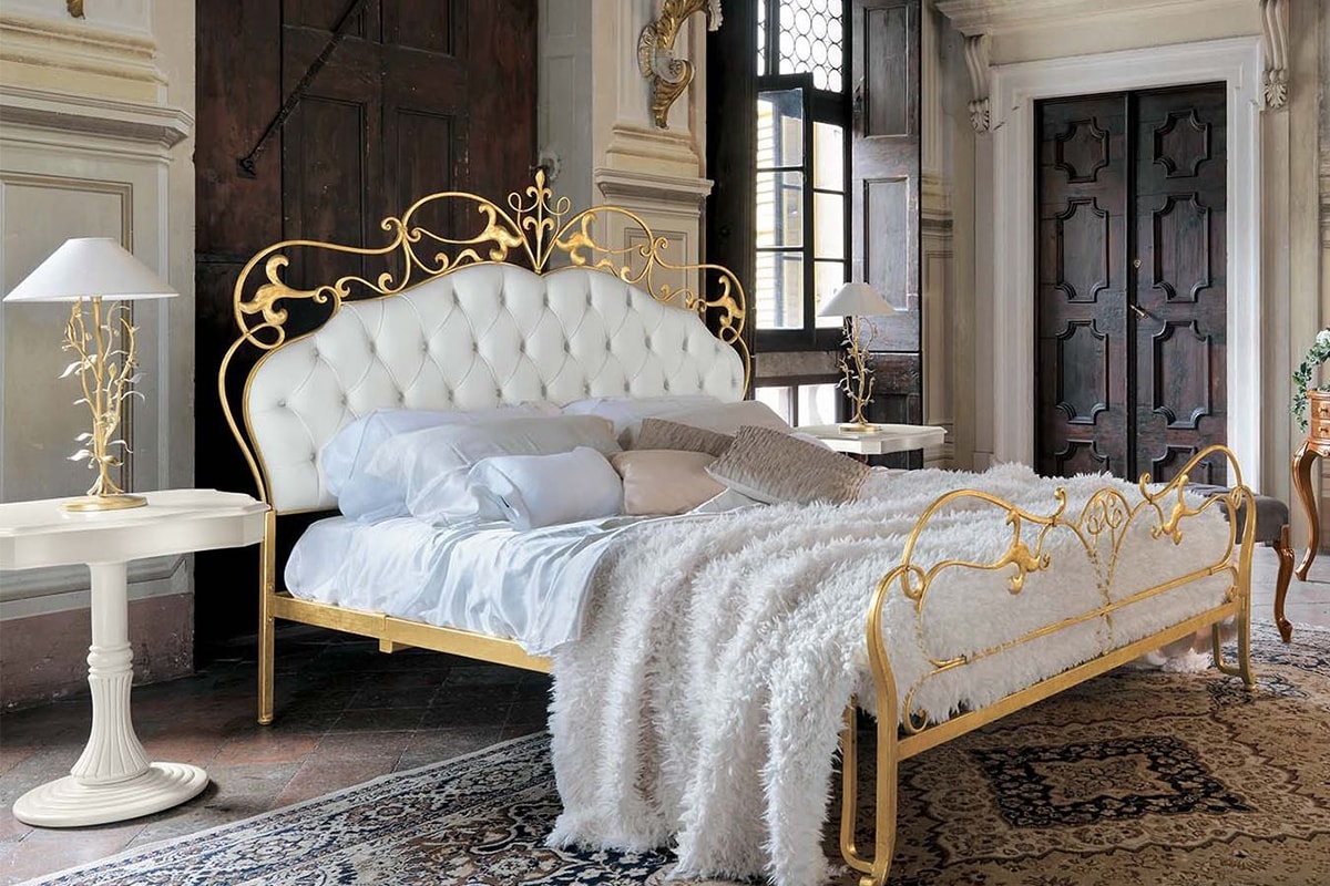 Кровать с отделкой под золото