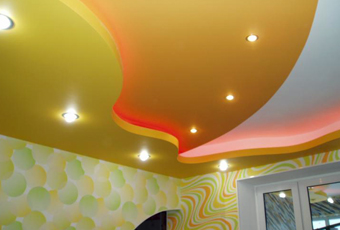 Многоуровневый, разноцветный потолок