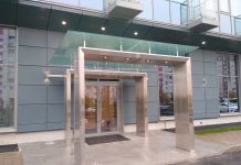 Стеклянные козырьки: общие сведения, где используются, технология изготовления, особенности козырьков из стекла