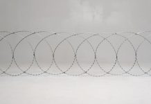 Плоский барьер безопасности: особенности и плюсы ограждения