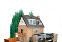 Облицовка фасада дома за городом камнем