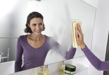 Чем и как отмыть зеркало в ванной