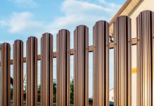 Металлический штакетник: надежный и стильный выбор для вашего загородного участка