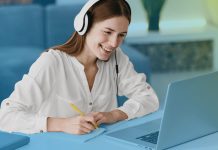 Занятия с репетиторами для школьников онлайн: особенности и плюсы