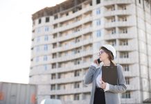 Как выбрать этаж при покупке квартиры в новостройке https://ru.freepik.com/free-photo/professional-young-female-architect-talking-on-cellphone-holding-clipboard-at-construction-site_5043894.htm#fromView=search&page=1&position=40&uuid=eccd9a02-03ae-4174-9ebb-4b9ee8f7a278