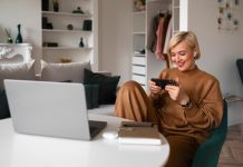 Кредит под залог недвижимости https://ru.freepik.com/free-photo/medium-shot-woman-playing-with-her-phone_43945147.htm#fromView=search&page=1&position=15&uuid=f0eb274d-180d-4c29-b108-5cbd9ad623d6