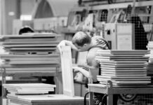 Торговая мебель для магазинов и выставок: выбор и дизайн