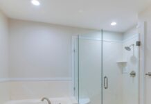 Какой душевой поддон удобнее