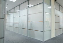 Тонировка перегородок пленкой: зачем ее делают