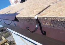 Капельники для кровли: назначение, виды и особенности монтажа