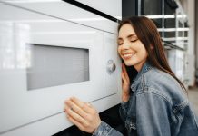 Ремонт микроволновок: причины поломок и методы восстановления