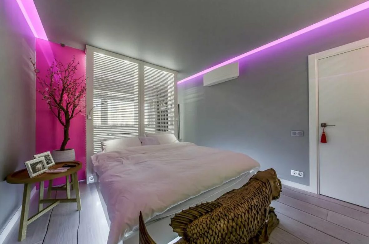 Натяжной потолок светодиоды. Потолок с подсветкой. Комната с подсветкой. Светодиодная подсветка в спальне.